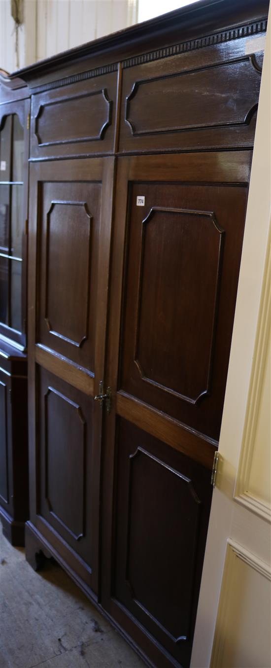 Mahogany wardrobe(-)